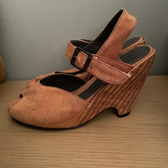 John Fluevog Pindowns Raquel apricot colored wedges size 11. - Picture 11 of 13